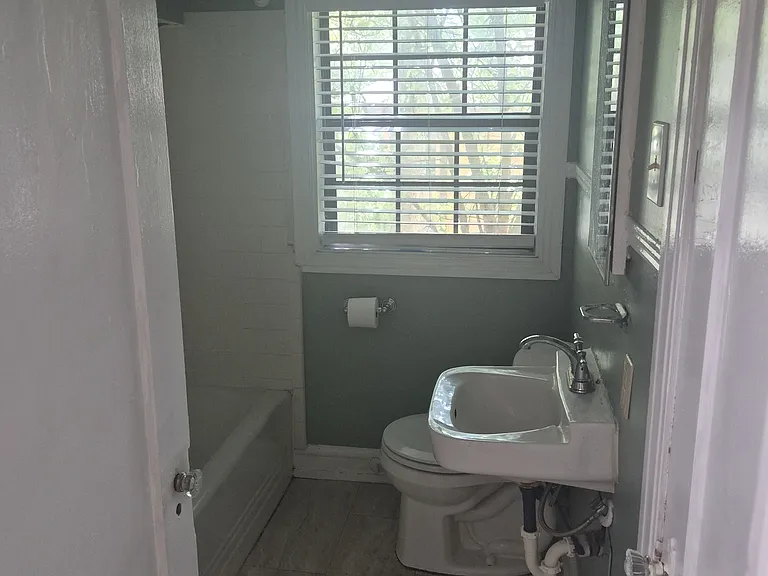 Bathroom, no lights