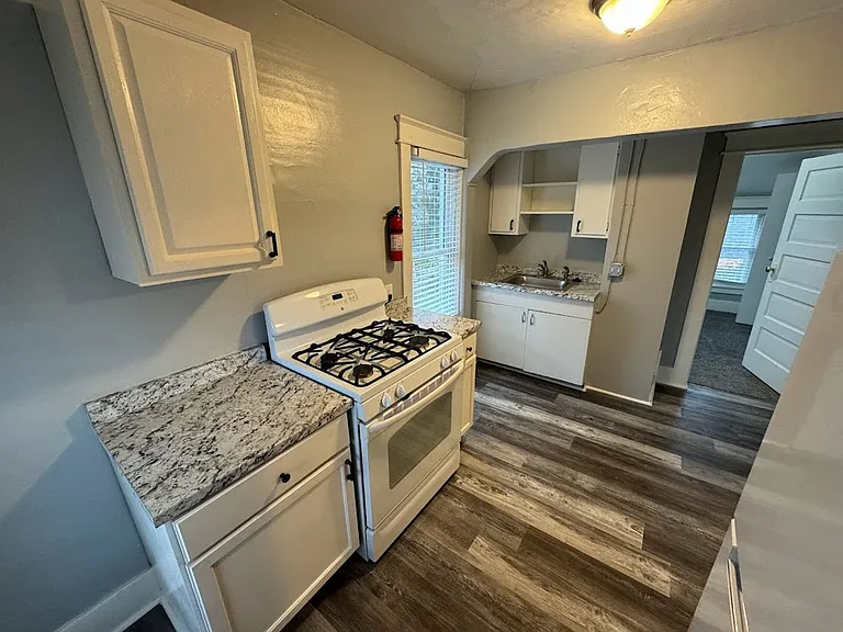 D090 - Terry Ave 133 — Photo 10