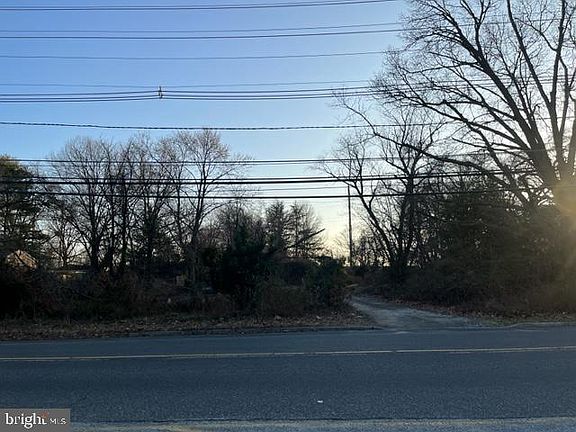 3rd image of 857 Derousse Ave