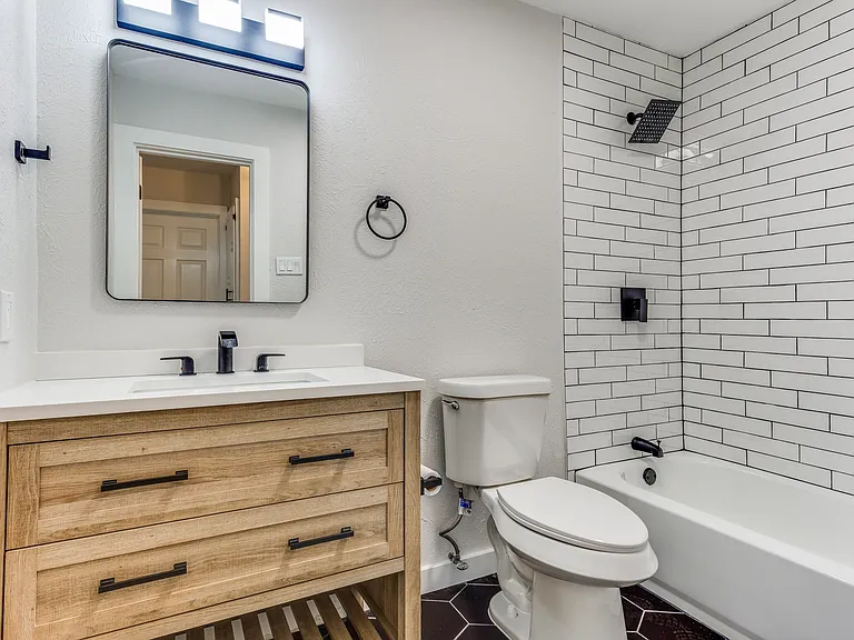 1821 Travis St — Photo 22