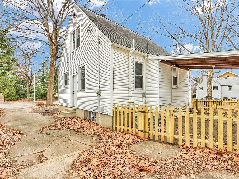 502 E Washington St — Photo 6