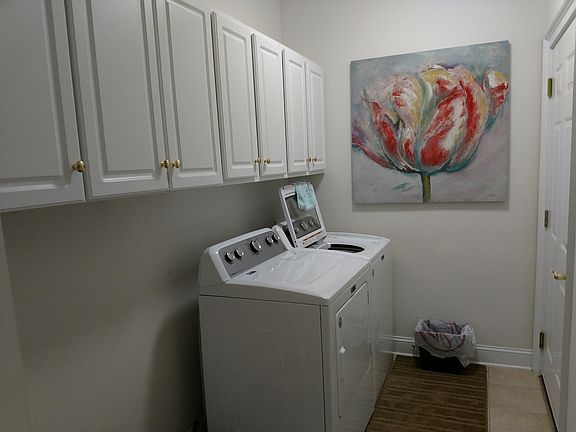 Lrge Laundry with Cabinetry