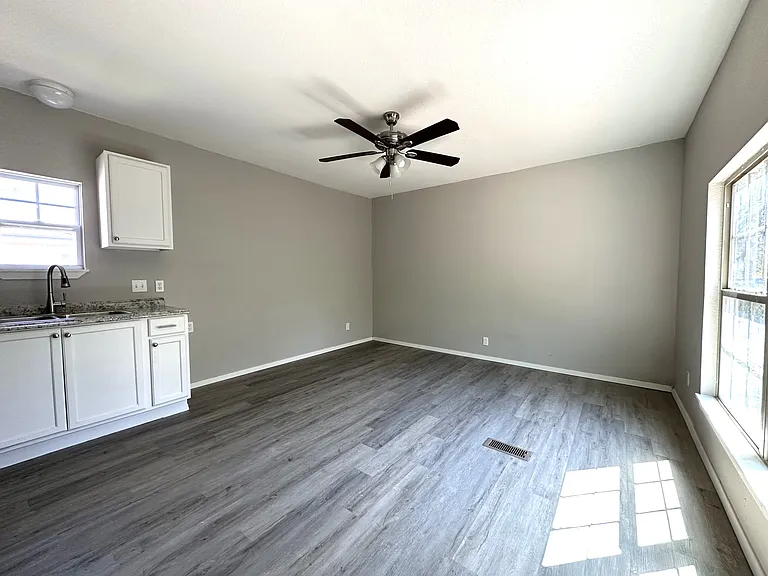 87 Paris Dr — Photo 5
