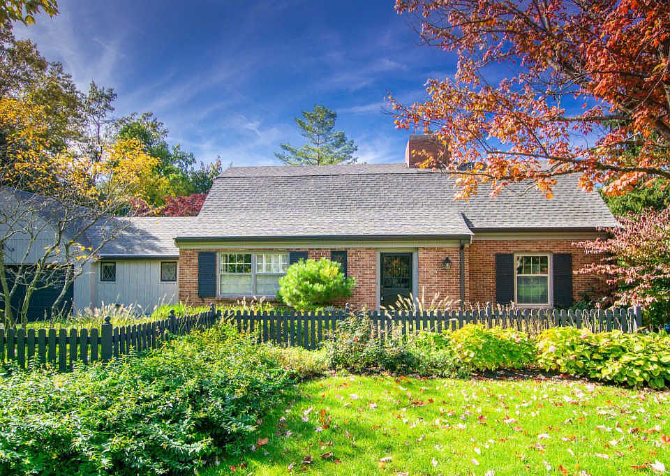 1st image of 215 Morningside Dr SE