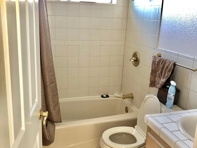 2 story bathroom shared between both upstairs rooms
