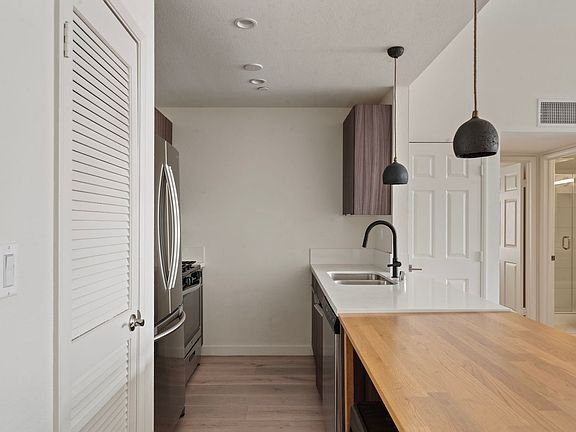 4th image of 725 N Alfred St #208