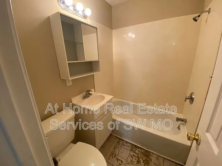 313 W Grand St — Photo 5