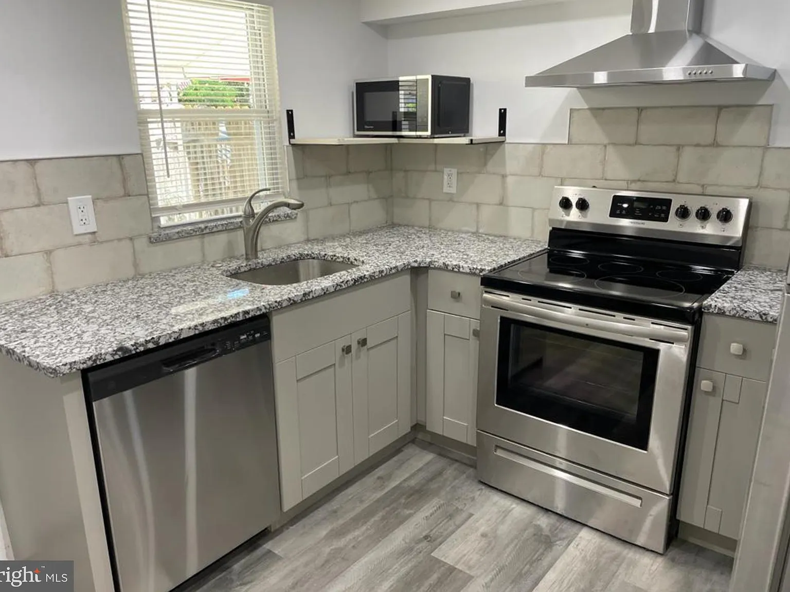 2 bed, 1.0 bath, 840 sqft, $1,425 — Photo 3