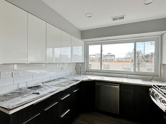 3rd image of 2333 W Lunt Ave APT 404