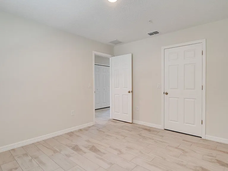 829 E Wildmere Ave — Photo 8