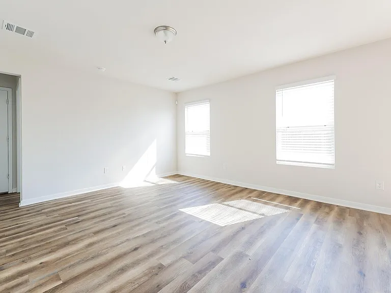 2104 Cedar Bend Dr — Photo 2