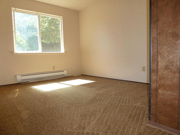 3rd image of 11020 122nd St E APT 2