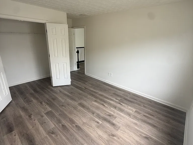 705 Waveland Ave — Photo 33