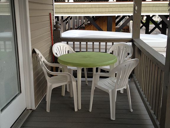 Outdoor eating area. 