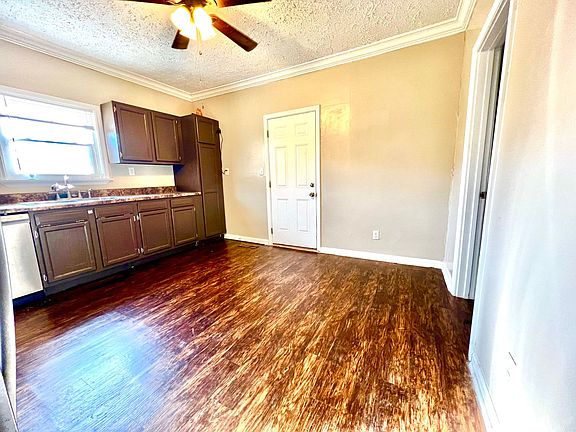 4th image of 106 W Oak St