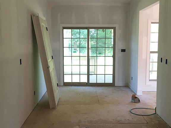 4th image of 60 Anderson Pl