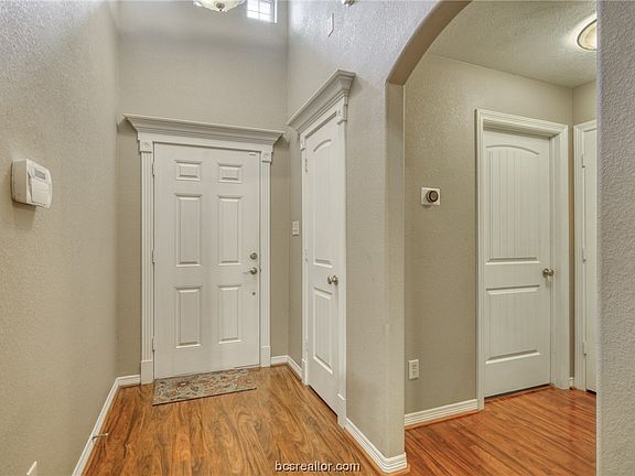 5th image of 2504 Horse Shoe Dr
