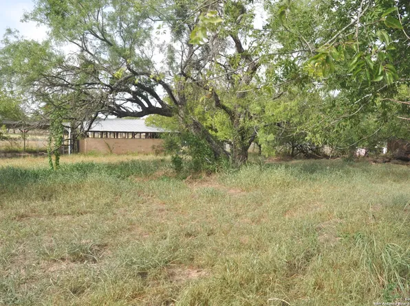 607 W COLONIAL PKWY, Devine, TX 78016