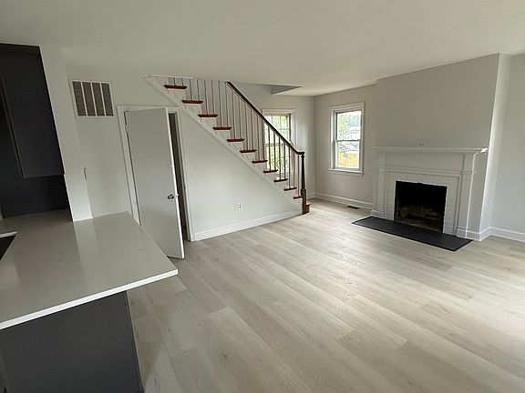 5th image of 3704 Farr Ave