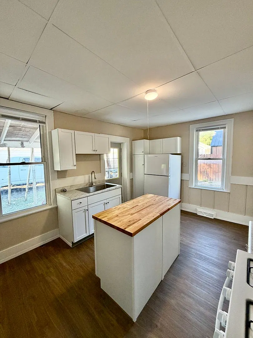Maple Apartments — Photo 2