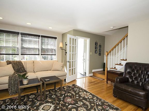 Living Rm with Foyer