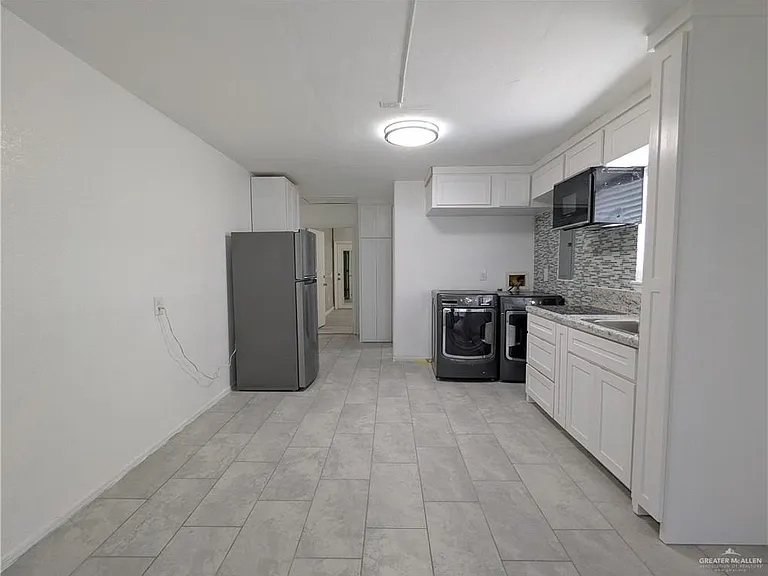 12330 N Taylor Rd — Photo 2