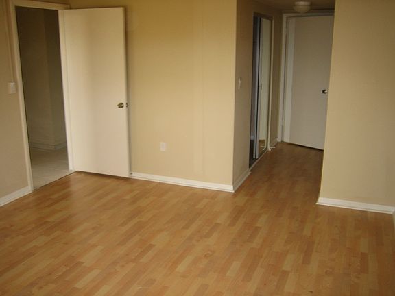 4th image of 919 Hillcrest Dr APT 104