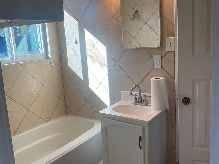 330 E Thompson St — Photo 10