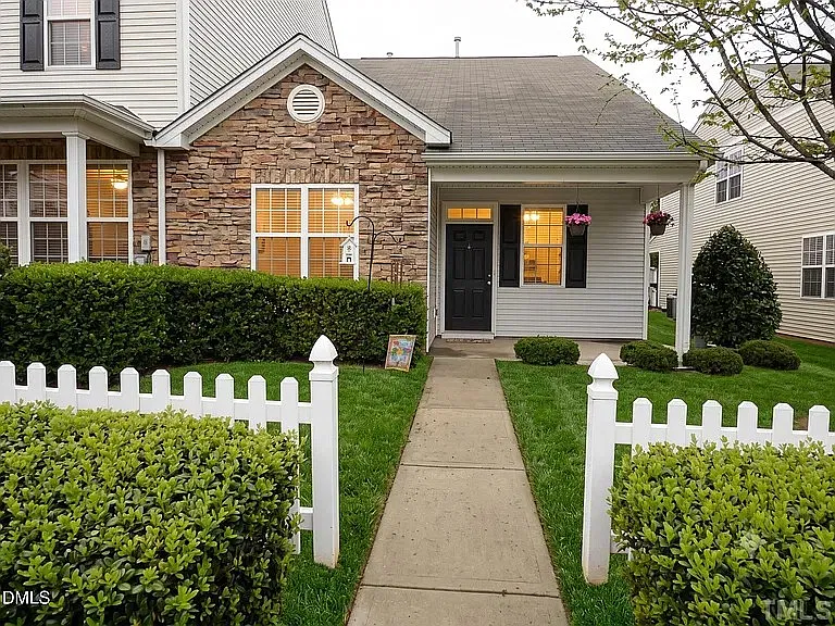 3 bed, 2.5 bath, 1590 sqft, $2,025 — Photo 1