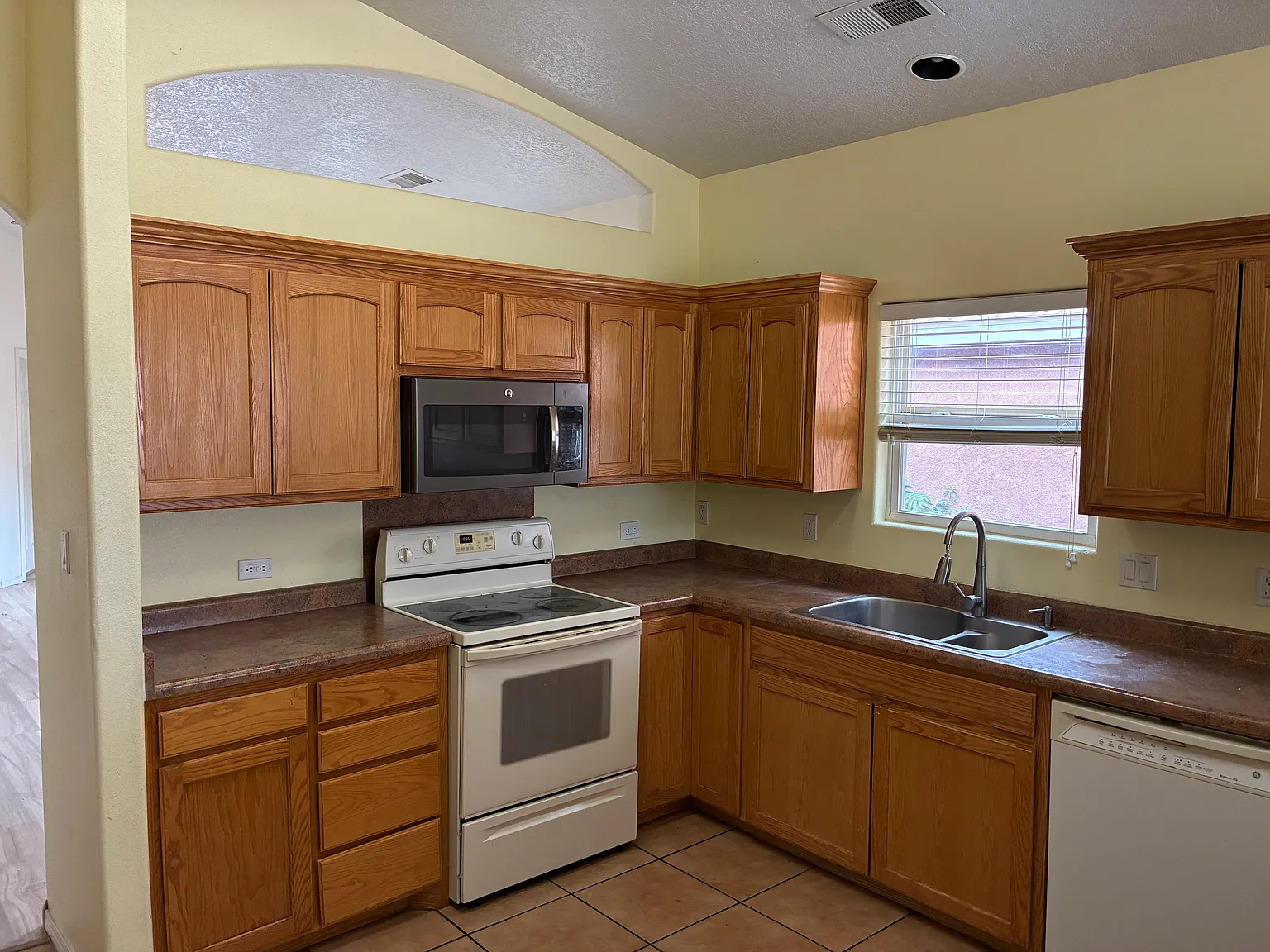 4 bed, 1812 sqft, $2,480 — Photo 4