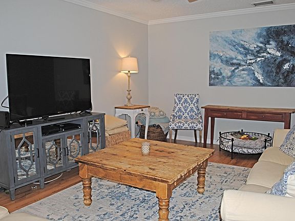5th image of 10024 Leisure Ln N