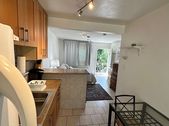 5th image of 913 N Fairfax Ave APT 10