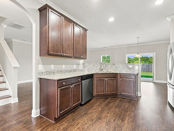 4th image of 135 Greystone Dr