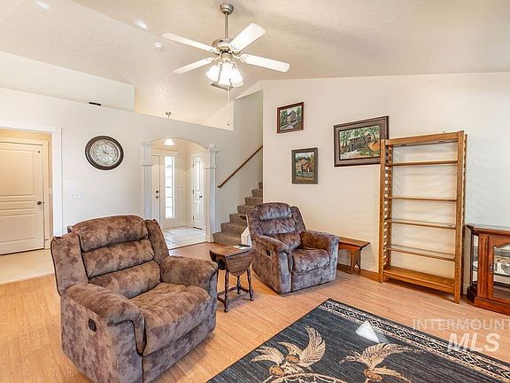 5th image of 306 S Buttercup Ct