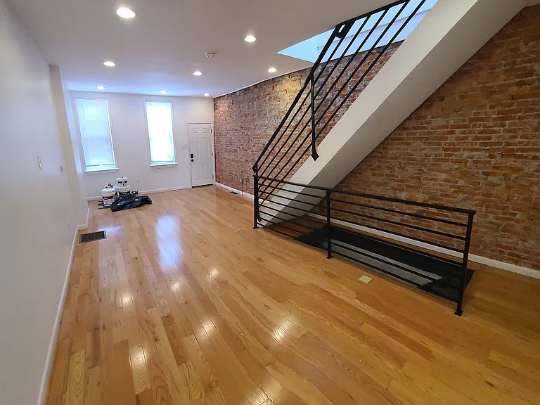 835 Livingston St — Photo 2