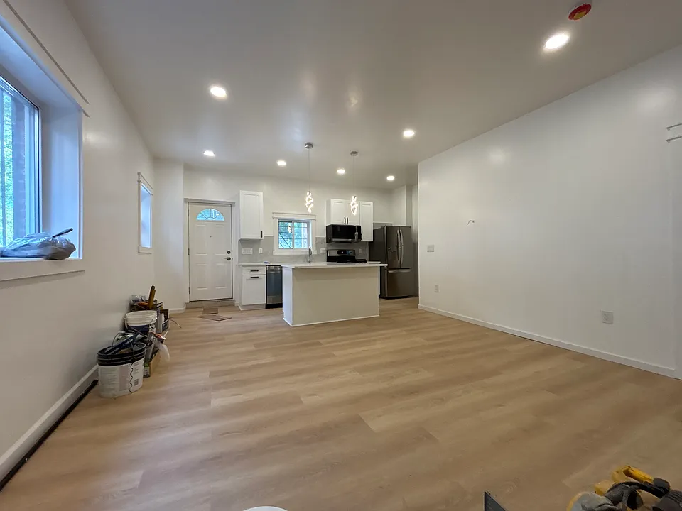 2516 Centre Ave #III