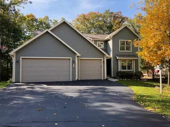 545 Woodland Cir, Waupaca, WI 54981