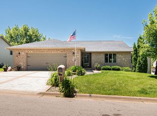 651 Walnut Ridge St, Peosta, IA 52068