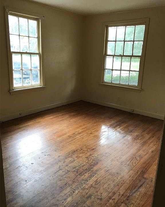 2nd image of 2960 Regent St