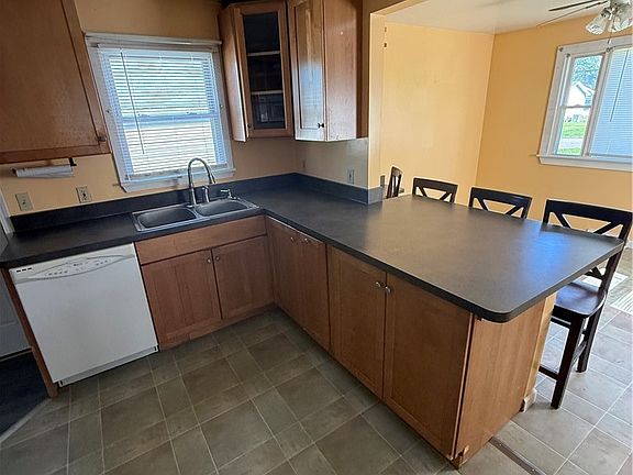 5th image of 124 Caroline Ave