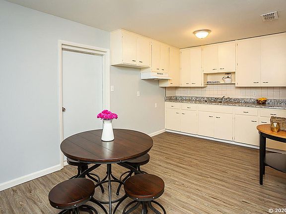 5th image of 211 SE 71st St