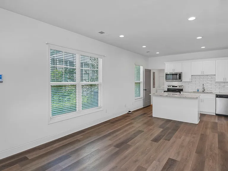 2035 Rosewood Dr — Photo 13