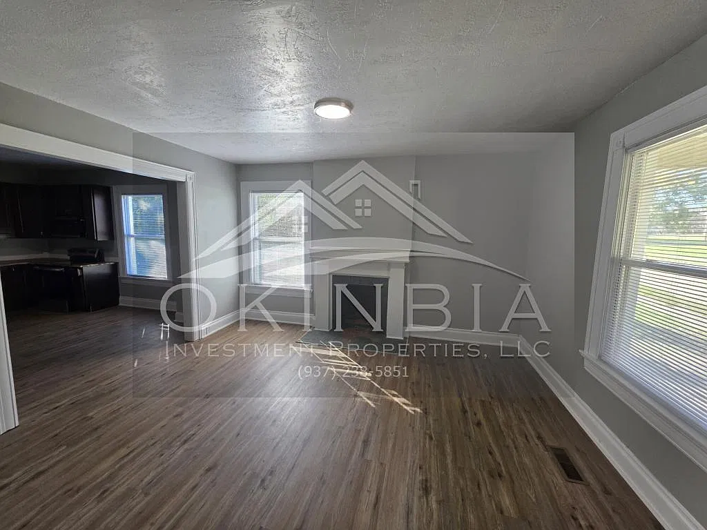 232 Mercer Ave — Photo 2
