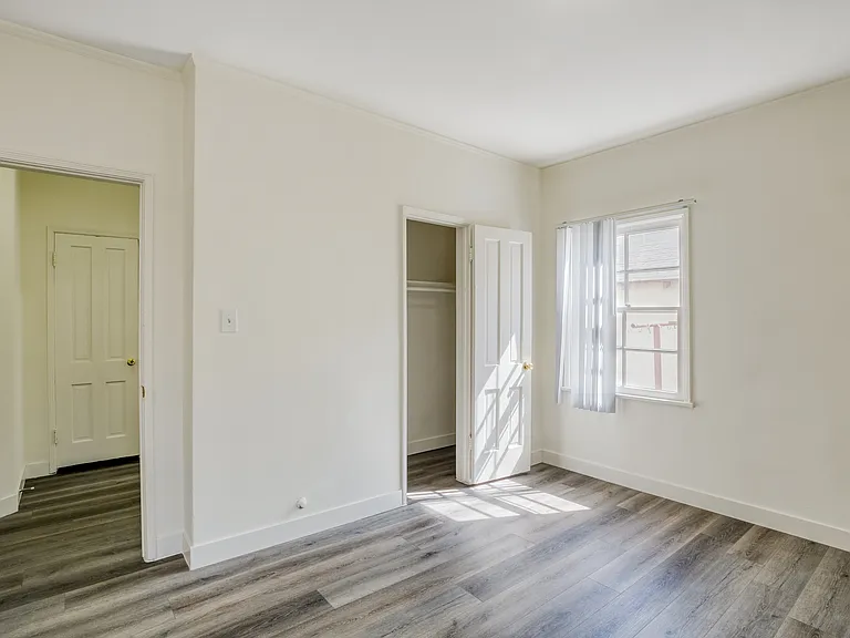 1100 Westmoreland Apartments — Photo 11