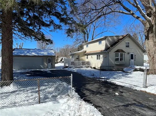 6626 Wellington Dr, Derby, NY 14047