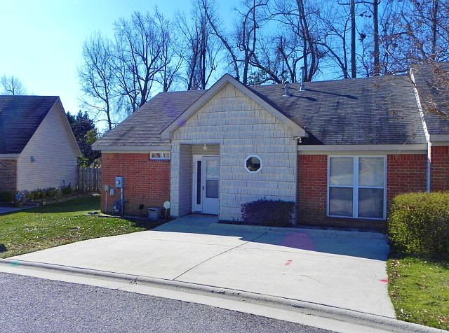 1st image of 220 Applecross Dr