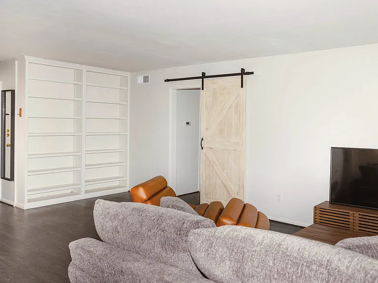 353 N Post Oak Ln #823 — Photo 14