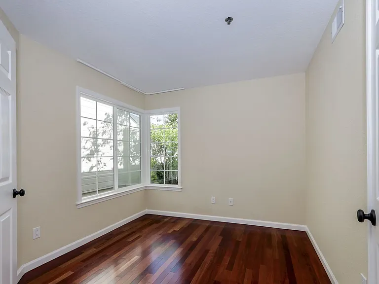 216 Greenview Dr — Photo 17