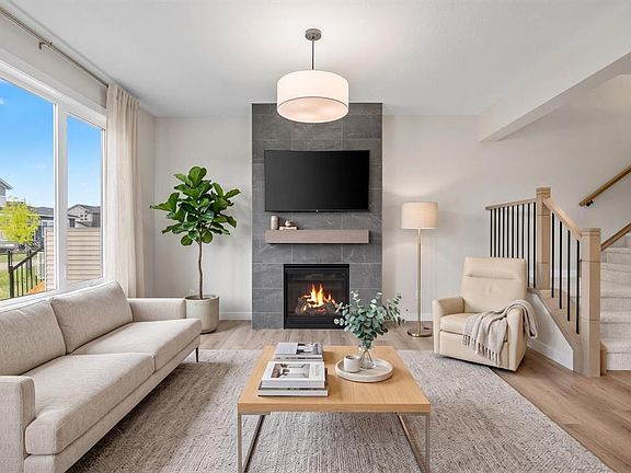 2nd image of 116 E Quartz Cres