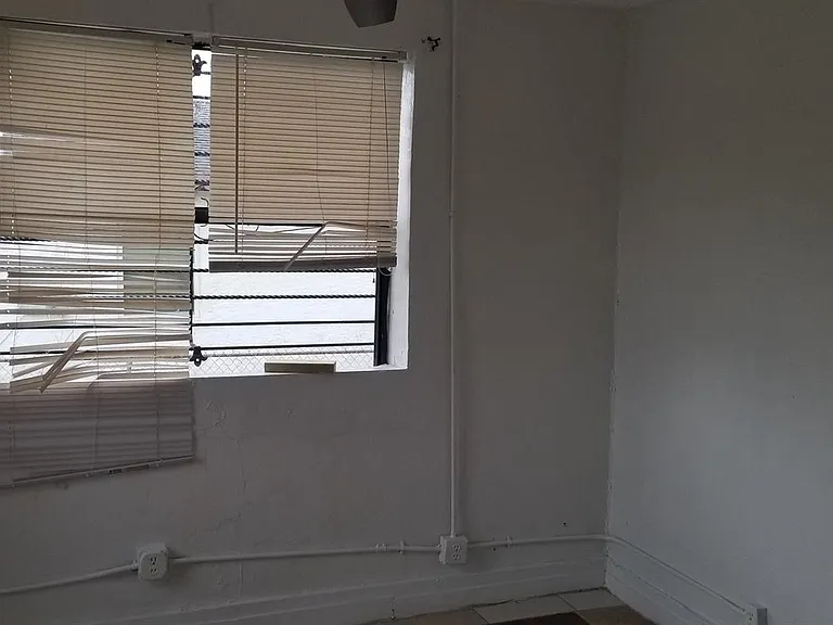 1607 Avenue — Photo 10